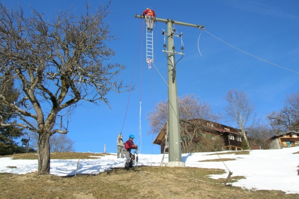 Montagearbeiten an der Freileitung