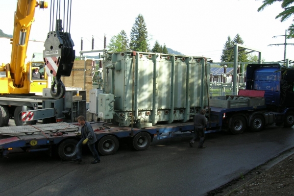 Grosstransformator auf dem Tieflader