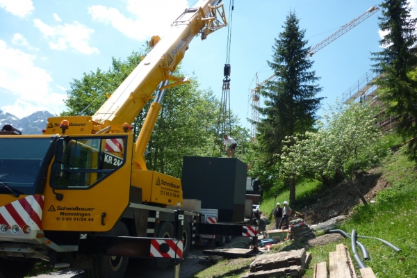 Der Schwerlastkran leistet gute Arbeit