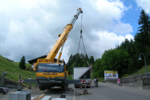 Ein Schwerlastkran bringt die neue Trafostation